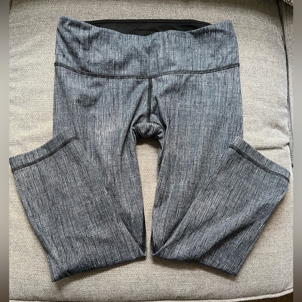 Lululemon cropped leggings. In great condition, size 6.